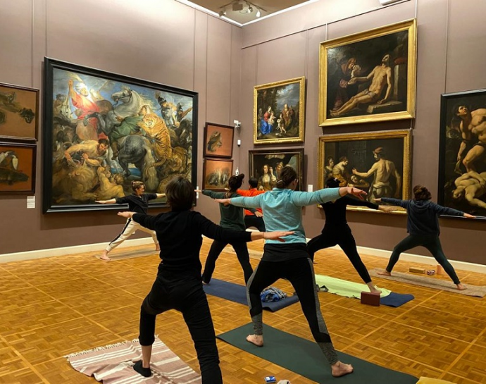 Séance yoga dans les salles du musée !